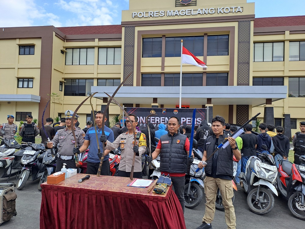 Wakapolres Magelang Kota Kompol Budiyuwono Fajar Wisnugroho menunjukkan barang bukti samurai dan celurit panjang, serta 35 remaja yang diduga hendak tawuran, Minggu (8/9/2024).  &nbsp;