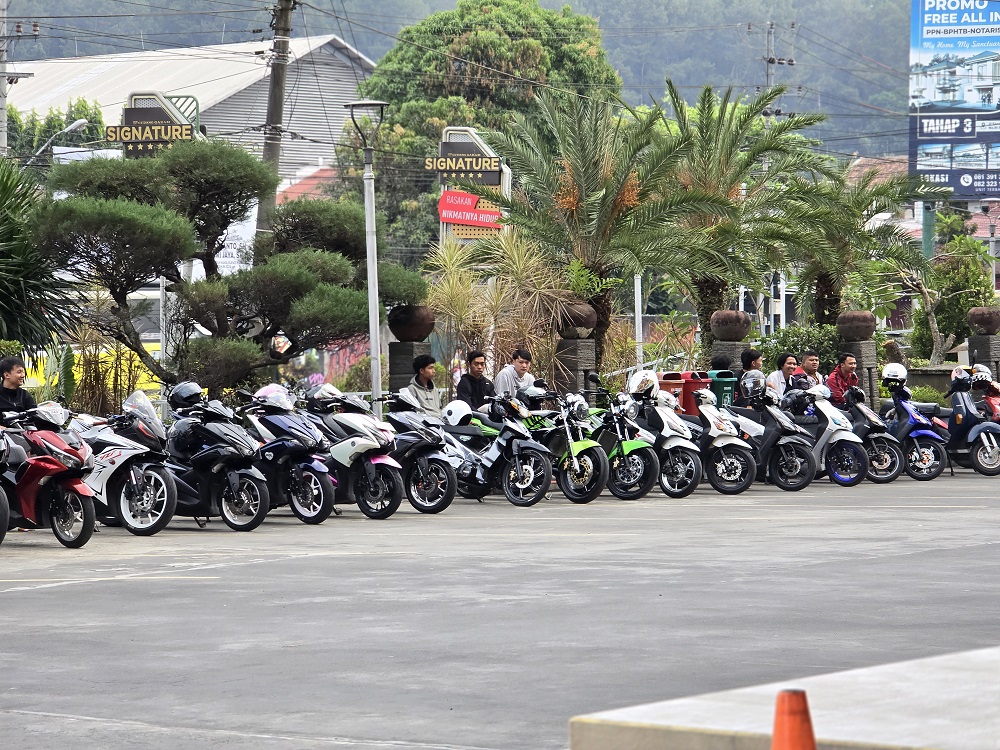 Berbagai komunitas sepeda motor mengikuti Sunday morning ride dari Artos Mall dan berkeliling ke Candi Borobudur, Minggu (8/9/2024).  &nbsp;