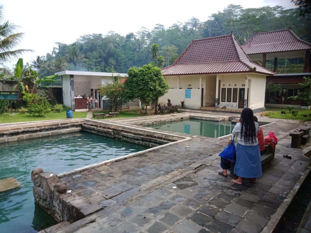 Suasana pemandian air hangat Candi Umbul, di Desa Kartoharjo, Kecamatan Grabag, Kabupaten Magelang.