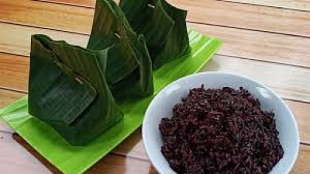 Mengonsumsi tape ketan hitam karena kudapan ini memiliki banyak manfaat untuk kesehatan tubuh Anda.