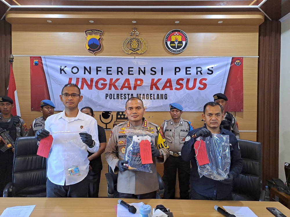Kapolresta Magelang Kombes Pol Mustofa menunjukkan barang bukti kasus asusila menyimpang yang dilakukan AS, Senin (9/9/2024).