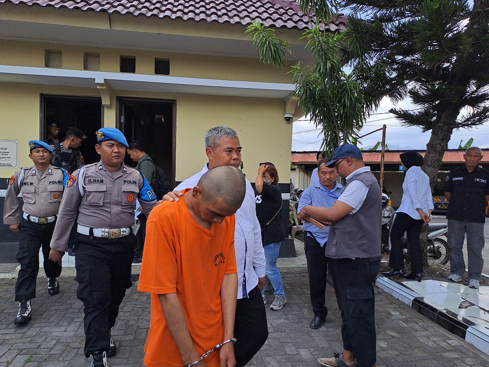 Tersangka sodomi berinisial AS saat digelandang petugas Polresta Magelang, Senin (9/9/2024)