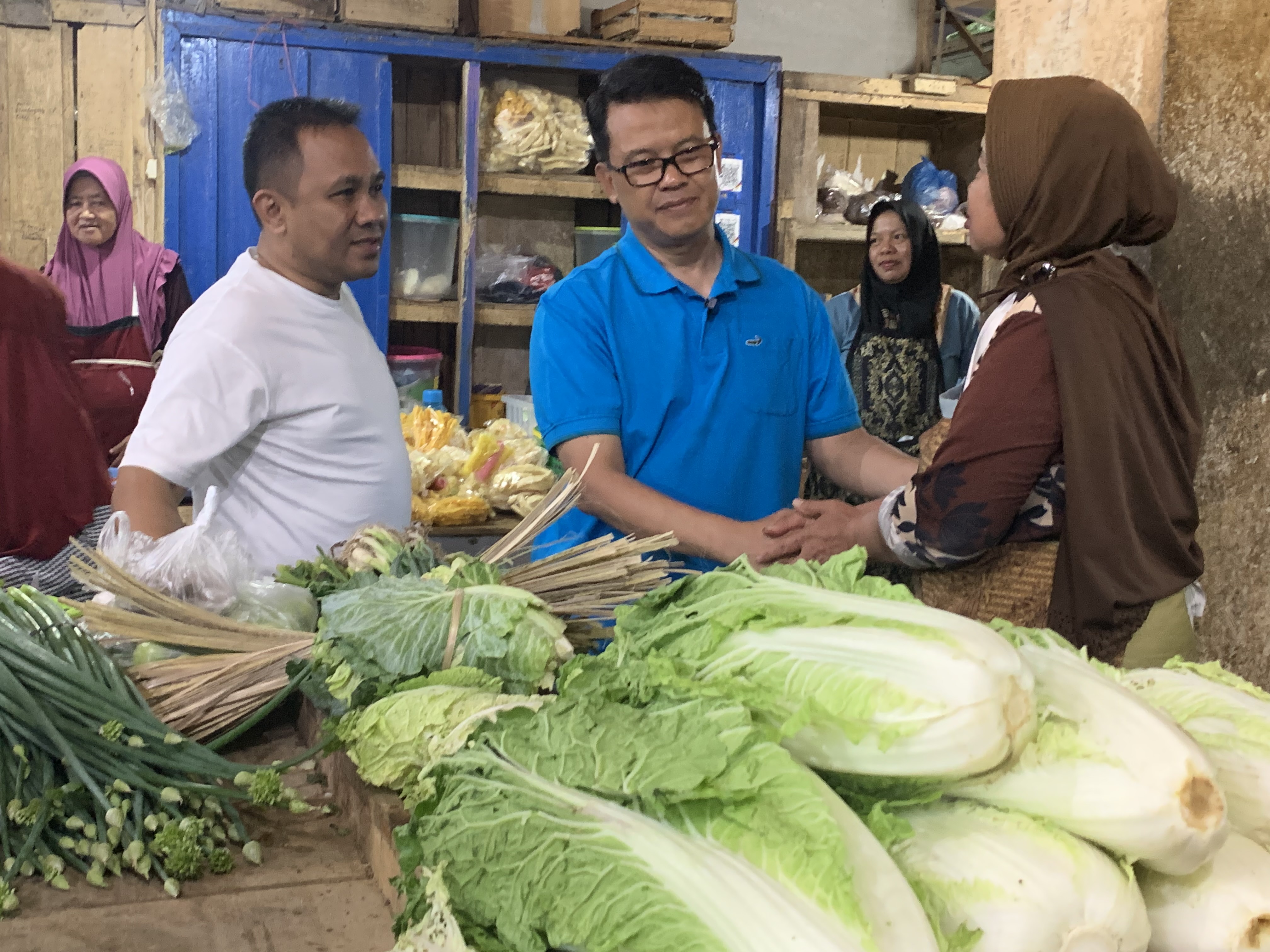 Bakal calon Bupati Temanggung dan wakilnya,  pasangan Heri Ibnu Wibowo dan Fuad Hidayat berinteraksi dengan para pedagang di Pasar Tradisional Kliwon, Senin (9/9/2024).
