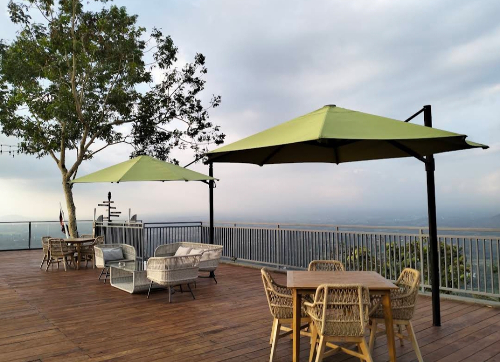 Pemandangan sore hari yang menakjubkan di Restoran Enam Langit by Plataran