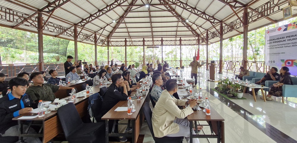 Bawaslu Kota Magelang memberikan sosialisasi peraturan dan produk hukum nonperbawaslu dengan sasaran peserta dari partai politik dan organisasi masyarakat (ormas) di Kota Magelang, Selasa (10/9/2024).
