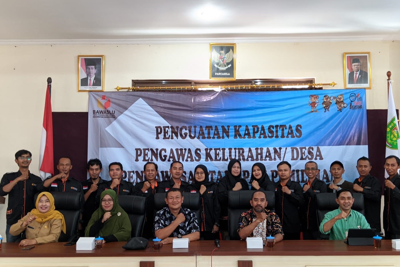 Jajaran Panwaslucam Bandongan usai menggelar rapat koordinasi Penguatan Kapasitas Pengawas Kelurahan/Desa se-Kecamatan Bandongan, Selasa (10/9/2024).