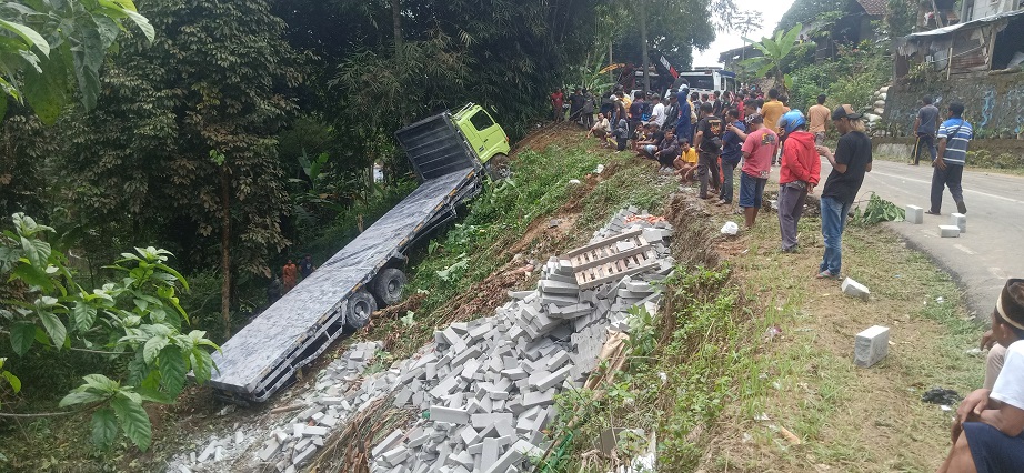 Proses evakuasi kendaraan yang terguling di tikungan tajam Desa Candi, Kecamatan Leksono, Kabupaten Wonosobo, Selasa (10/9/2024).