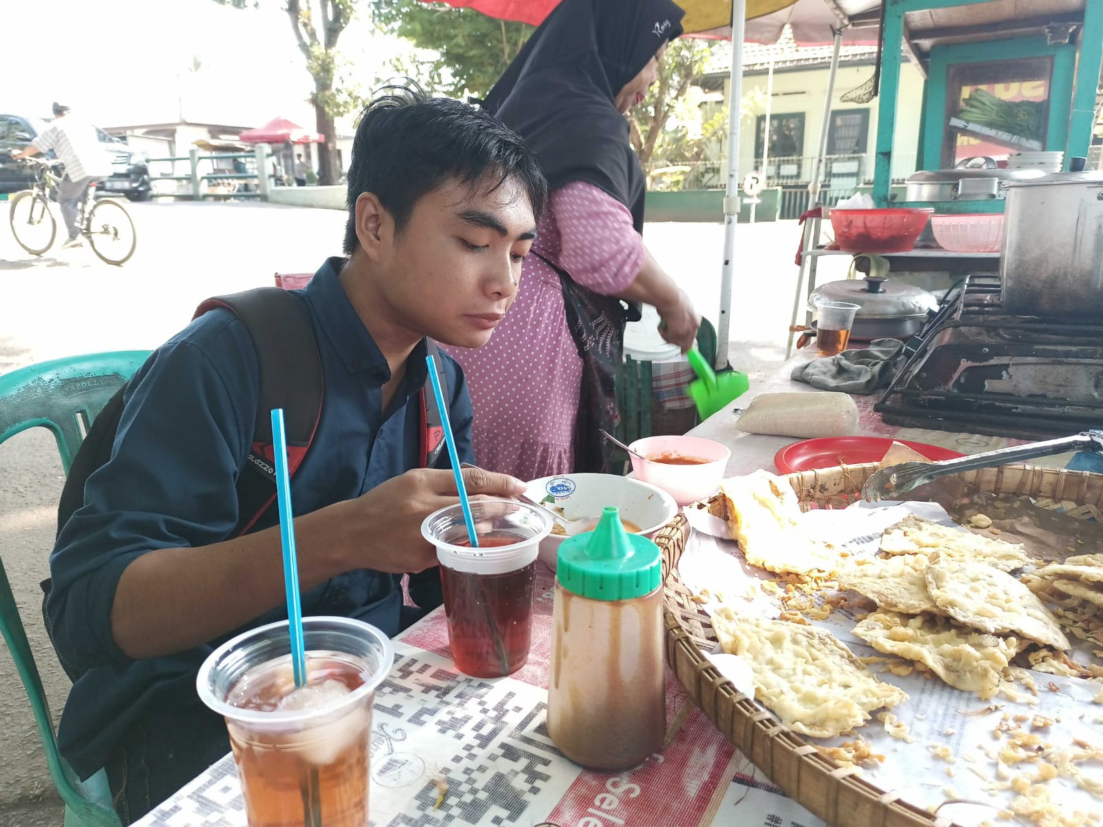 Mahasiswa yang sedang menikmati semangkok soto untuk sarapan