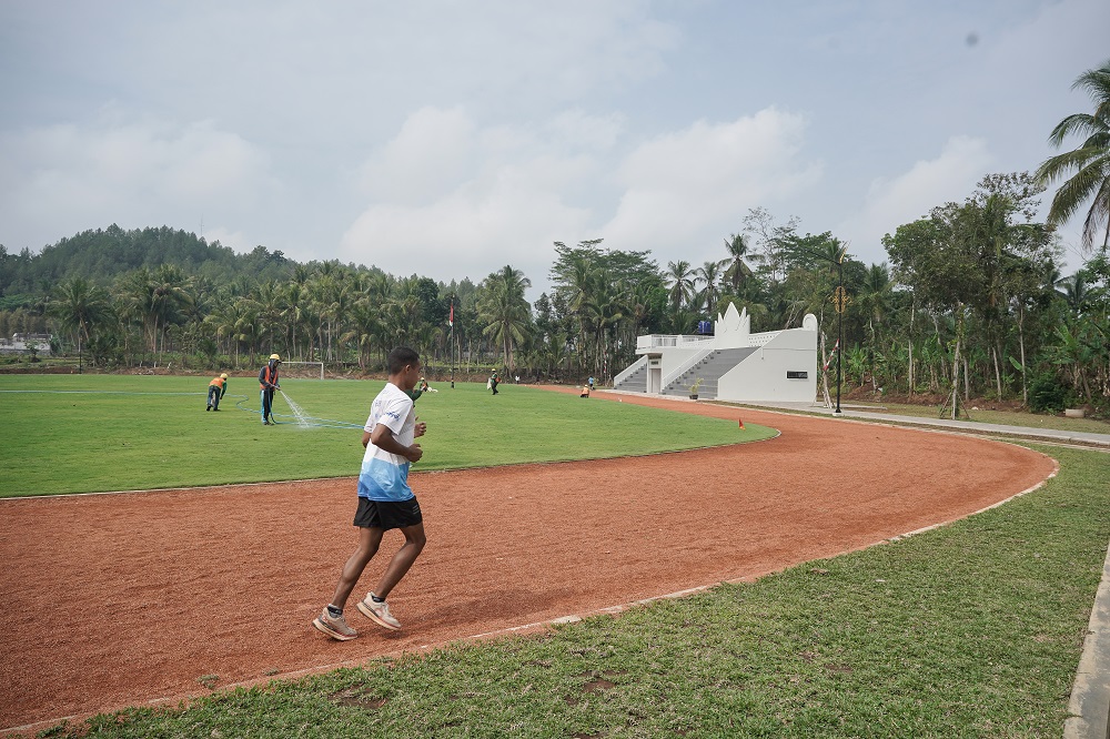 Seorang warga menjajal jogging track Lapangan Olahraga Borobudur, Rabu (11/9/2024).