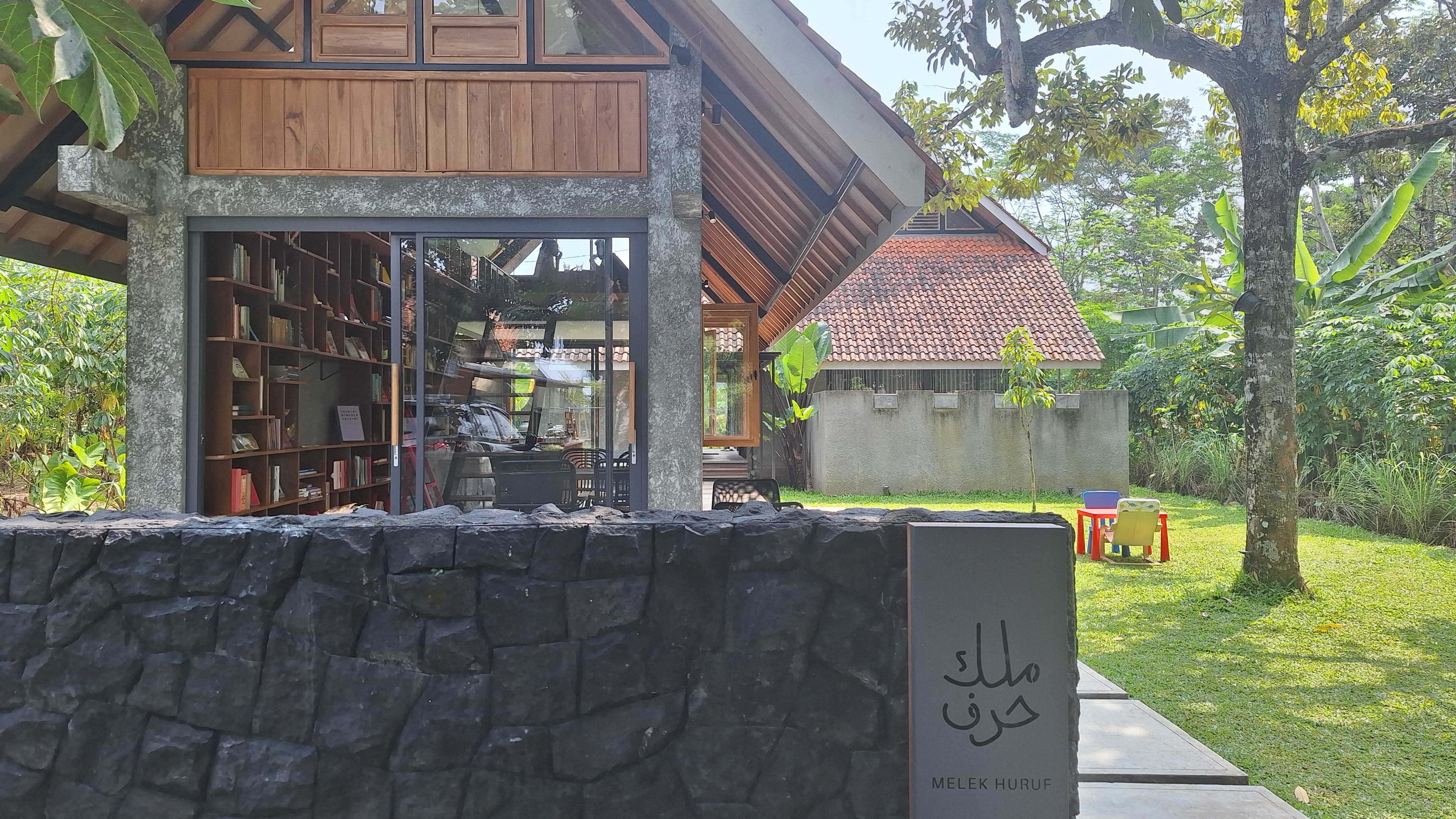 Kafe Melek Huruf Borobudur yang memiliki spot-spot menarik.