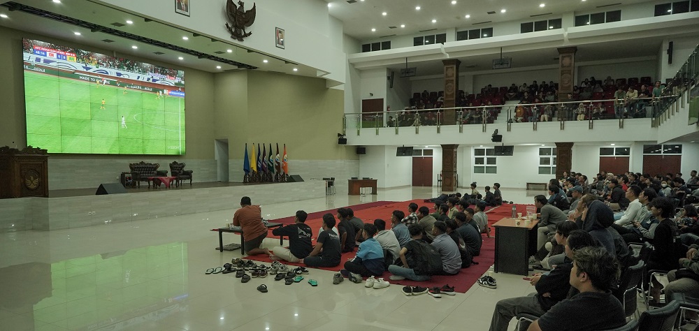Nonton bareng laga Kualifikasi Piala Dunia 2026 antara Timnas Indonesia vs Australia di Gedung Kuliah Umum dr HR Suparsono, Universitas Tidar Magelang.