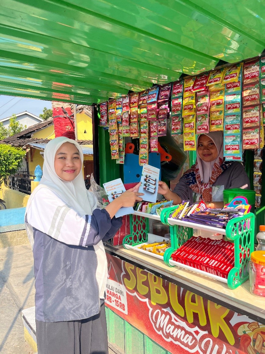 Cyrilla Noorkendra Utami mahasiswa KKN Undip di Desa Pagak mengadakan penyuluhan secara personal mengenai kemasan produk.