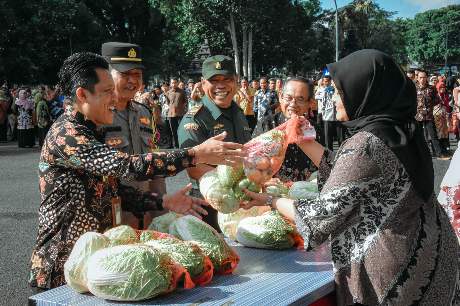 Bupati Wonosobo Afif Nurhidayat didampingi perwakilan TNI dan Polri akan mendistribusikan sayuran yang telah dikemas ke berbagai instansi pemerintah, Kamis (12/9/2024).