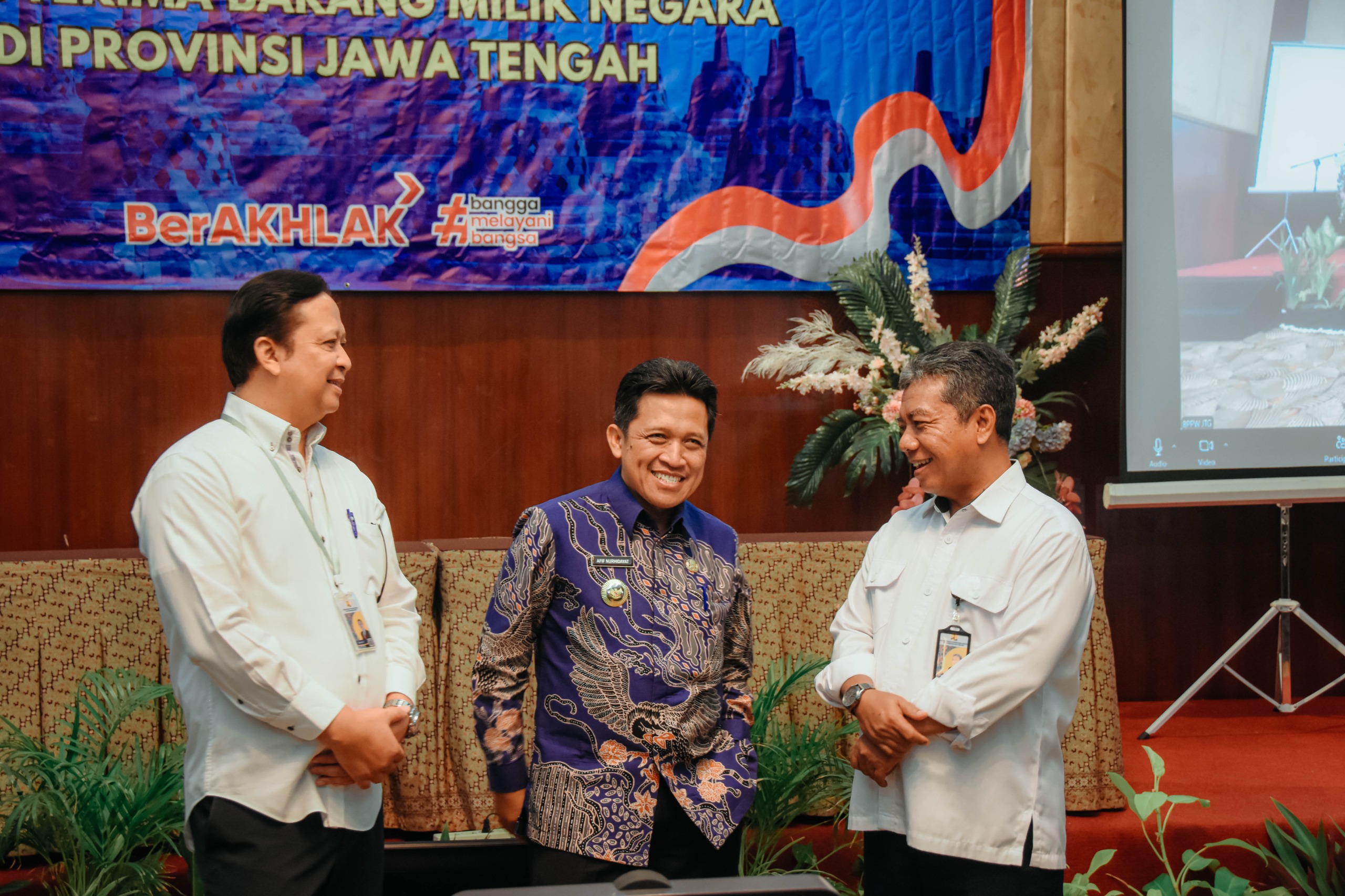 Bupati Wonosobo Afif Nurhidayat (tengah) ketika menghadiri acara serah terima aset barang milik negara yang diadakan Kementerian PUPR tahun 2023 di Semarang.