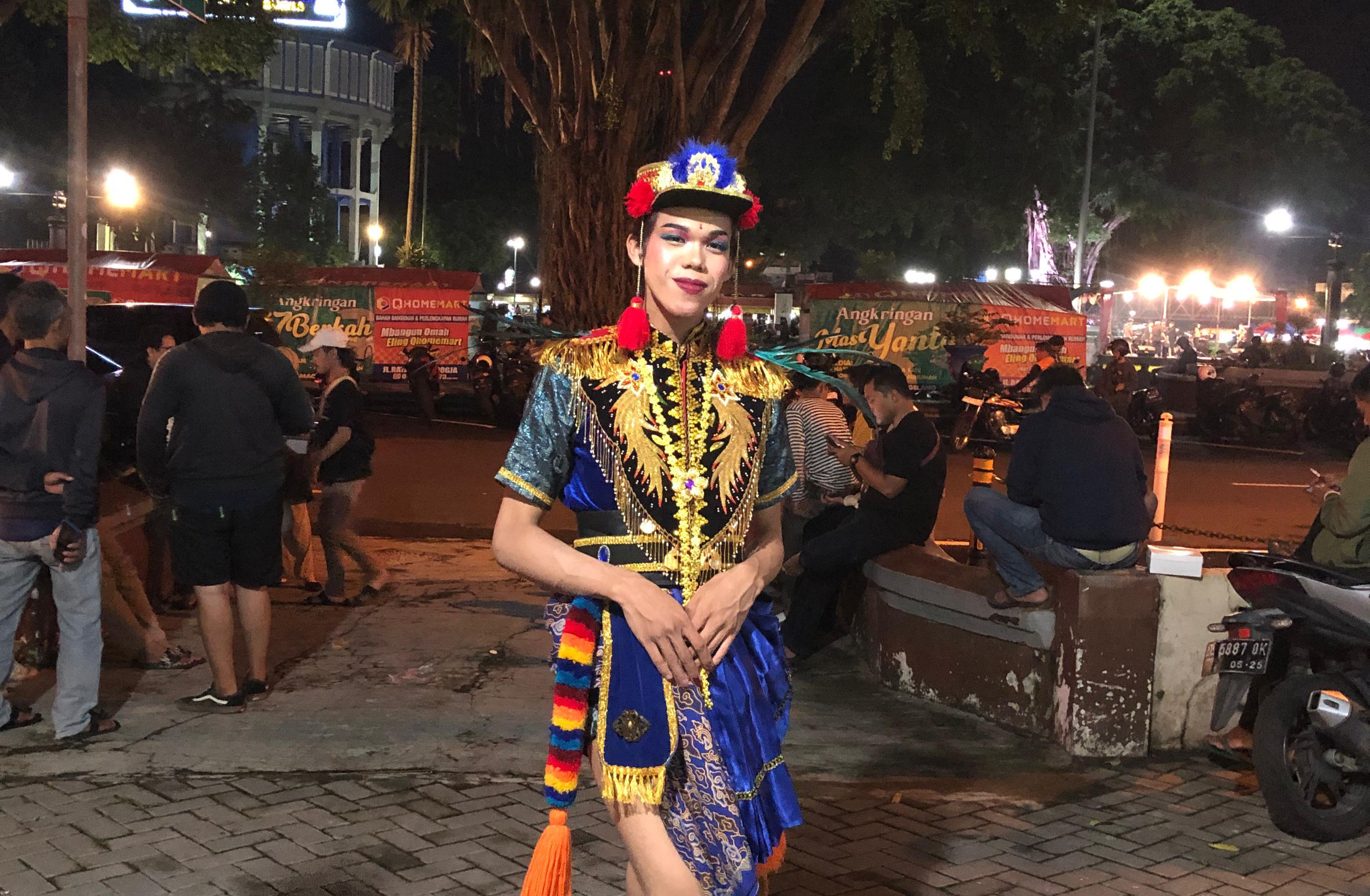 Tari Dolalak memiliki asal usul yang tak biasa karena gerakan dari tarian ini diadaptasi dari peniruan gerakan sehari-hari serdadu Belanda pada masa penjajahan
