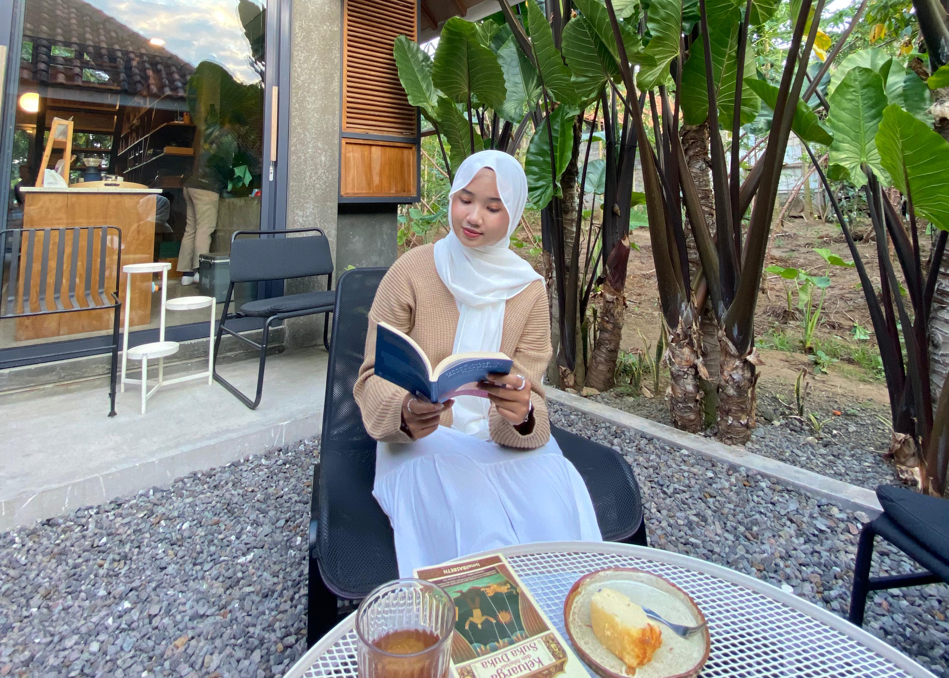 Melek Huruf namanya, cafe yang memiliki rak-rak yang penuh dengan ragam buku bacaan