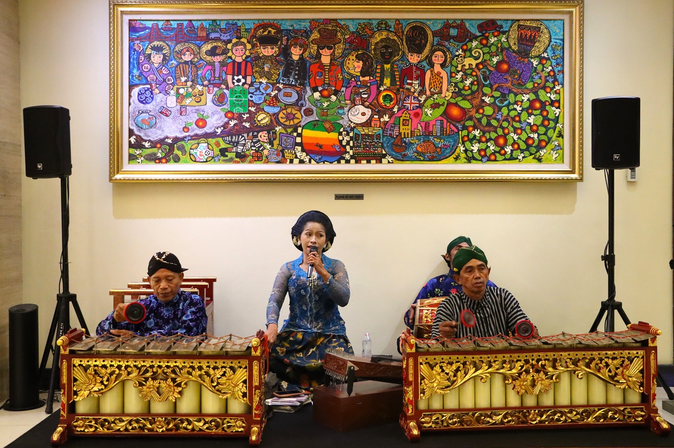 Grand Artos Hotel and Convention Magelang menampilkan pertunjukan gamelan di lobby hotel untuk para tamunya.