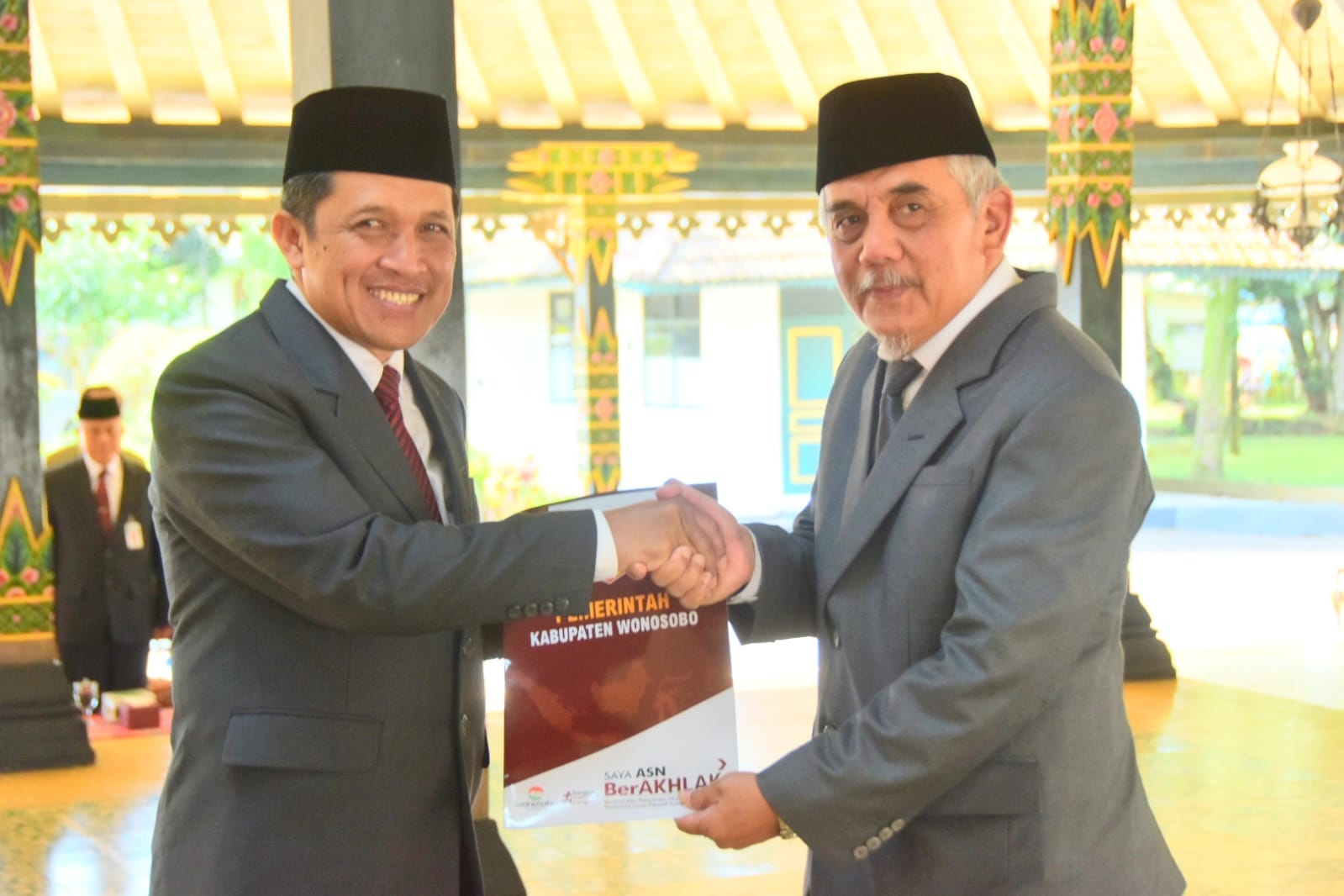 Bupati Wonosobo Afif Nurhidayat menyerahkan dokumen perpanjangan masa jabatan sekda kepada One Andang Wardoyo di Pendopo Kabupaten, Jumat (13/9/2024).