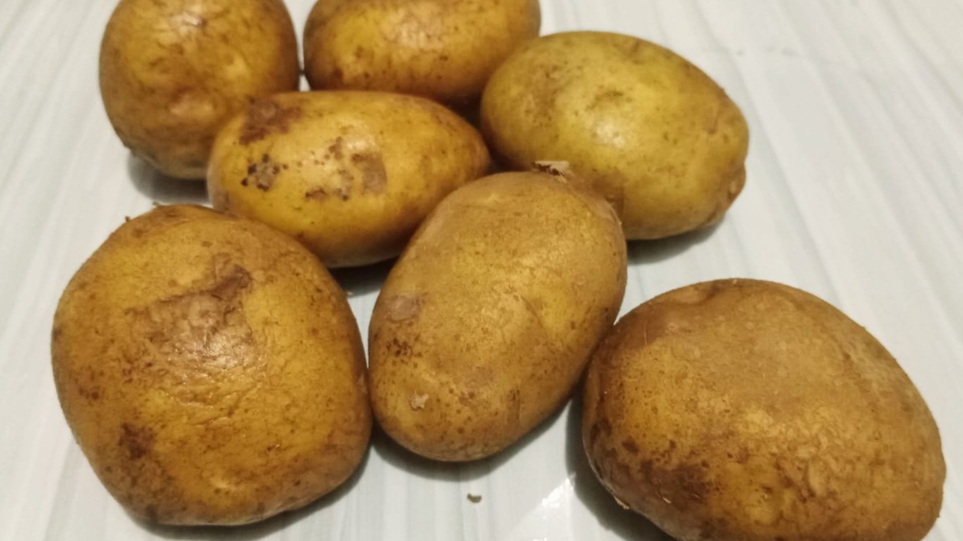 Kentang merupakan sumber makanan yang mengandung banyak nutrisi yang baik untuk kesehatan tubuh