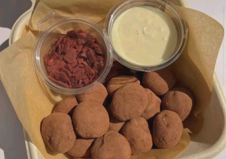 Mochi bites dengan berbagai kondimen pelengakap yang membuat rasanya semakin nikmat