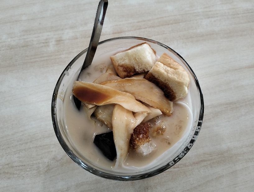 Es burjo campur yang ditawarkan Es Murni menyegarkan.