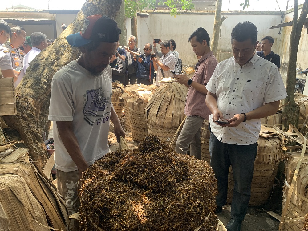 Empat pabrik rokok besar selama ini membeli tembakau dari petani Temanggung, yakni PT Djarum, PT Gudang Garam, PT Nojorono, dan PT Wismilak.