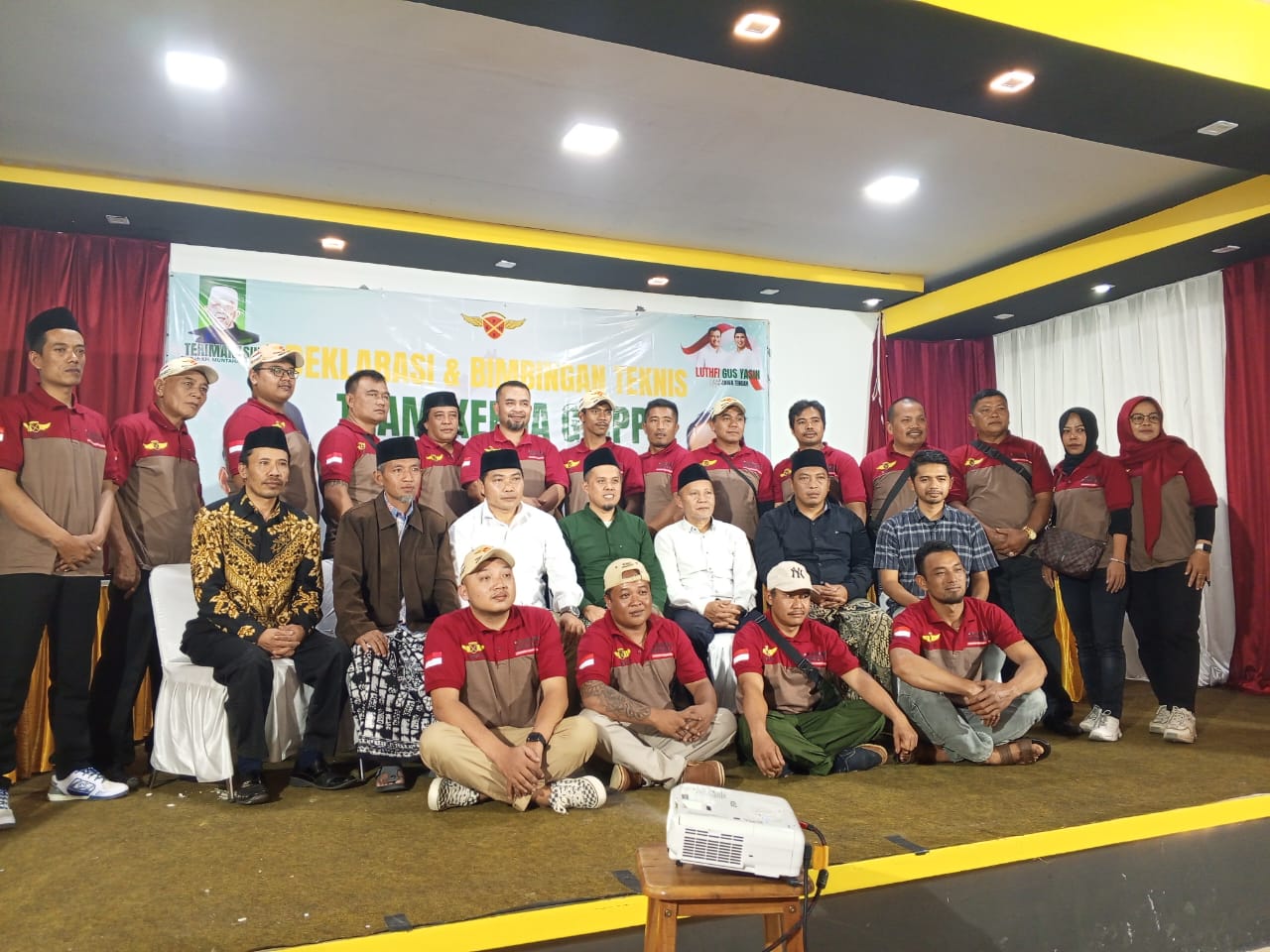 Foto bersama GMPP Wonosobo dari perwakilan 15 kecamatan bersama Gus Itab, calon Bupati Wonosobo dalam Pilkada 2024.