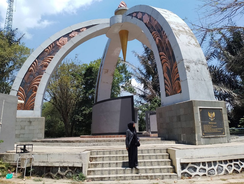 Pengunjung di depan Tugu pakuning tanah Jawa di Gunung Tidar Kota Magelang. Banyak orang datang berziarah di makam.  &nbsp;