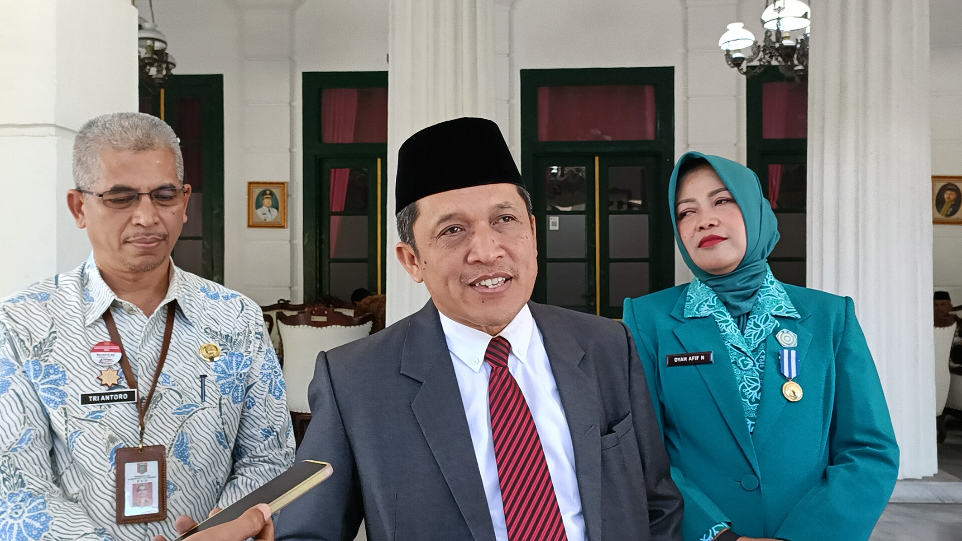 Bupati Wonosobo Aff Nurhidayat (tengah) akan mengambil cuti selama kampanye pilkada.