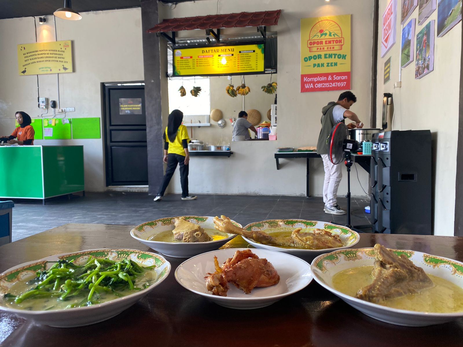 Warung opor entok Pak Zen berada di Desa Buntu Kecamatan Kejajar, Wonosobo.