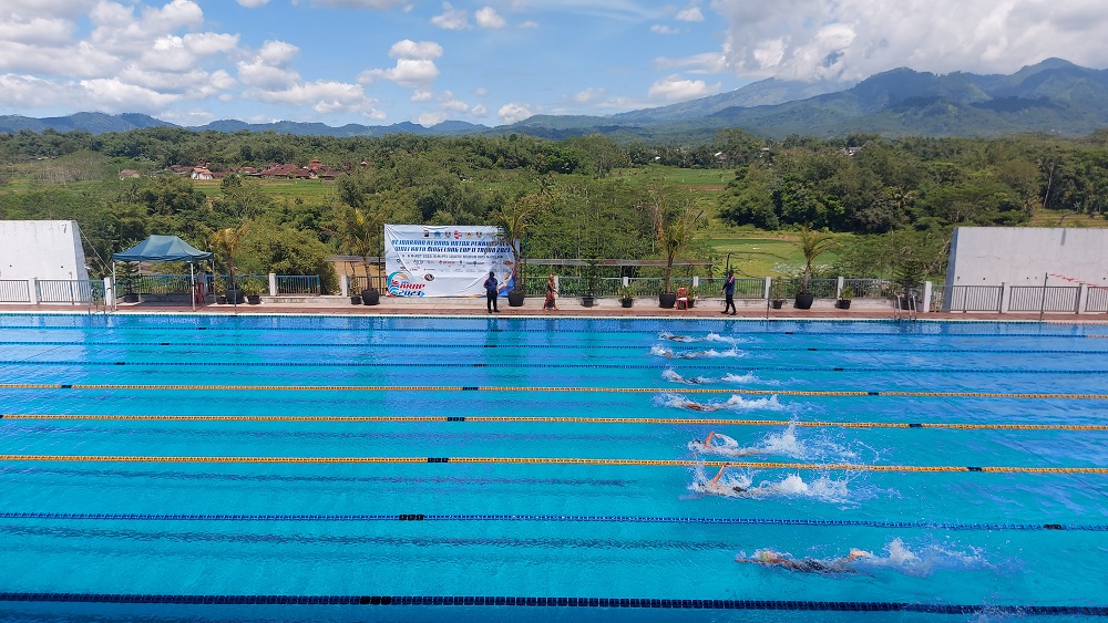 Kolam renang Samapta Aquatic Stadium Sanden saat dipakai kejuaraan.