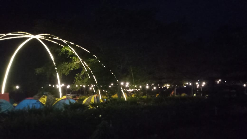 Suasana malam hari di Embung Kledung ramai pengunjung
