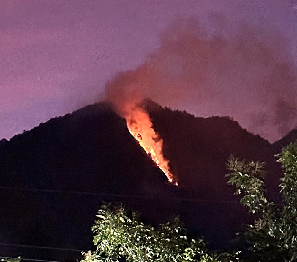 Kondisi lereng Gunung Telomoyo di area Salaran, Dukuh Ndangklik, Desa Tolokan, Kecamatan Getasan, Kabupaten Semarang, Jawa Tengah diketahui terbakar Rabu (18/9/2024) sore.