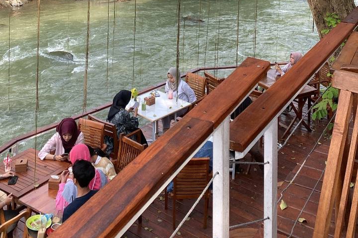 Suasana nyantai di cafe Puunee Borobudur  yang terletak di pinggir sungai elo