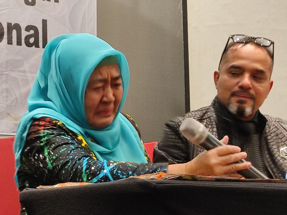 Ibunda almarhumah dr Aulia Risma Lestari, Nuzmatun Malinah menangis didampingi pengacaranya, Misyal memberikan keterangan pers, Rabu (18/9/2024) malam.