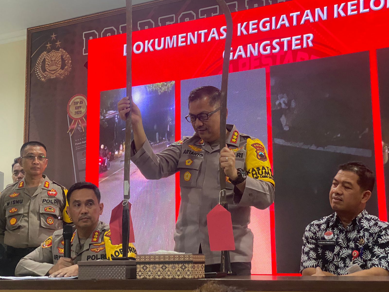 Kabidhumas Polda Jateng Kombes Pol Artanto menunjukkan barang bukti celurit Panjang.
