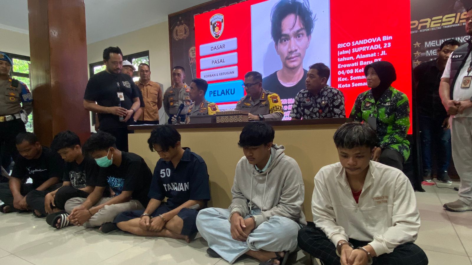 Anggota Gangster All Stars dan Gangster Whephe264 yang menjadi tersangka pembunuhan dan tersangka membawa senjata tajam saat gelar perkara di Mapolrestabes Semarang.