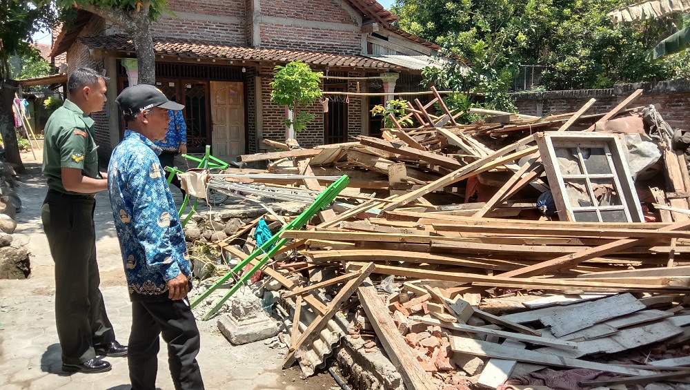 Kondisi rumah milik Burhanudin di Desa Gringsing, Batang yang ambruk beberapa hari lalu.