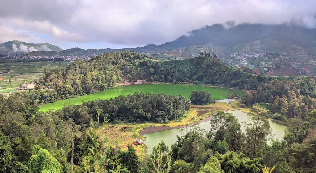 Pemandangan alam yang ditawarkan wisata Dieng Batu Pandang Ratapan Angin