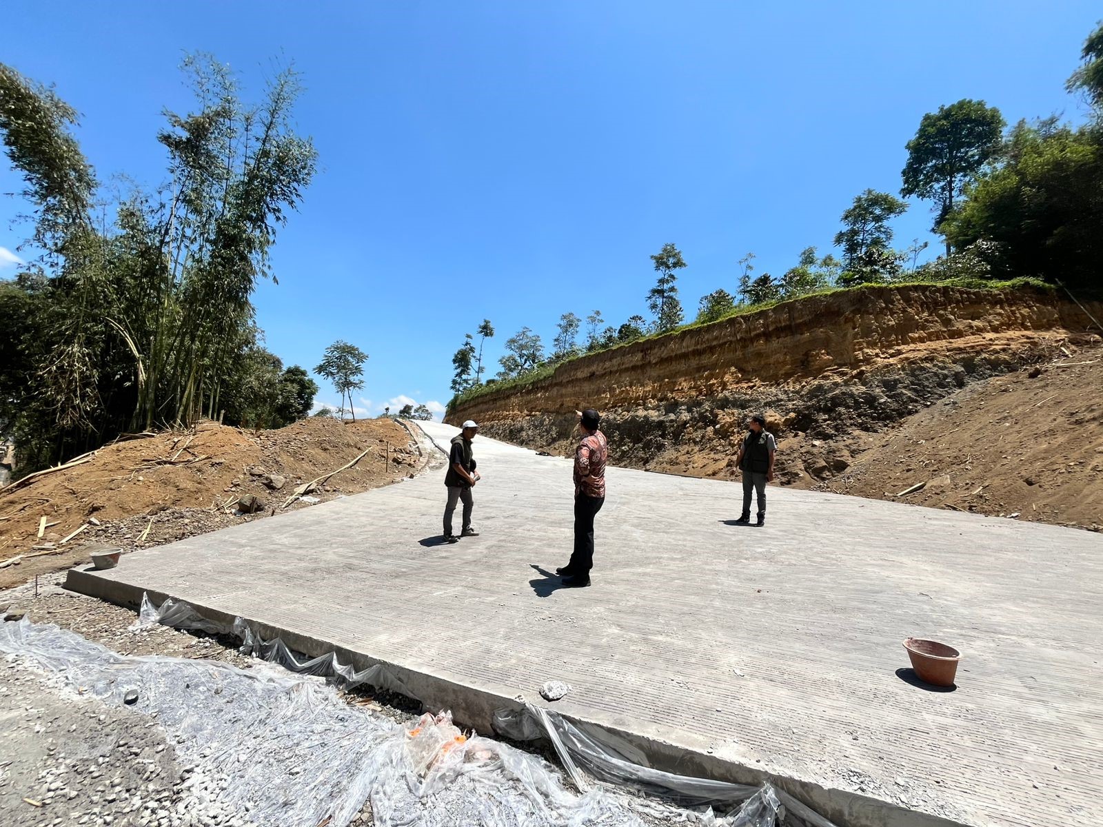 Ruas jalan yang menghubungkan Desa Tlogo dan Jengkol Kecamatan Garung masih dalam proses pengerjaan.