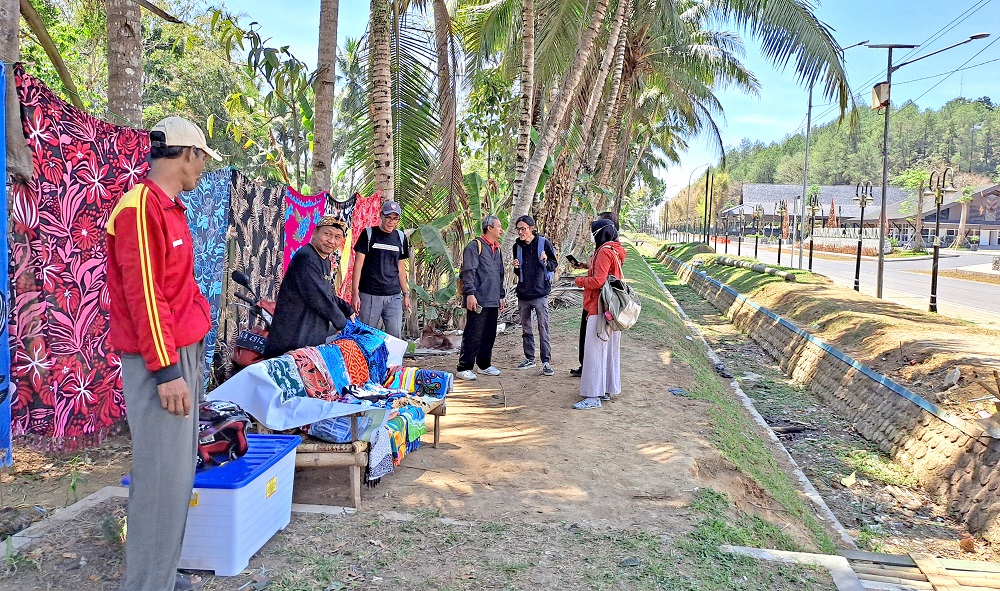 Pedagang yang tidak mendapat lapak mulai berjualan di depan&nbsp;Museum dan Kampung Seni Borobudur di Kujon, Kabupaten Magelang, Jumat (20/9/2024).  &nbsp;