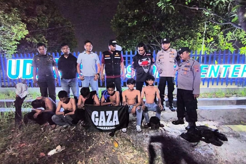 Enam kreak Gangster Gaza Semarang saat tepergok pesta miras dan diamankan anggota Polsek Semarang Utara, Kamis (19/9/2024).&nbsp;&nbsp;