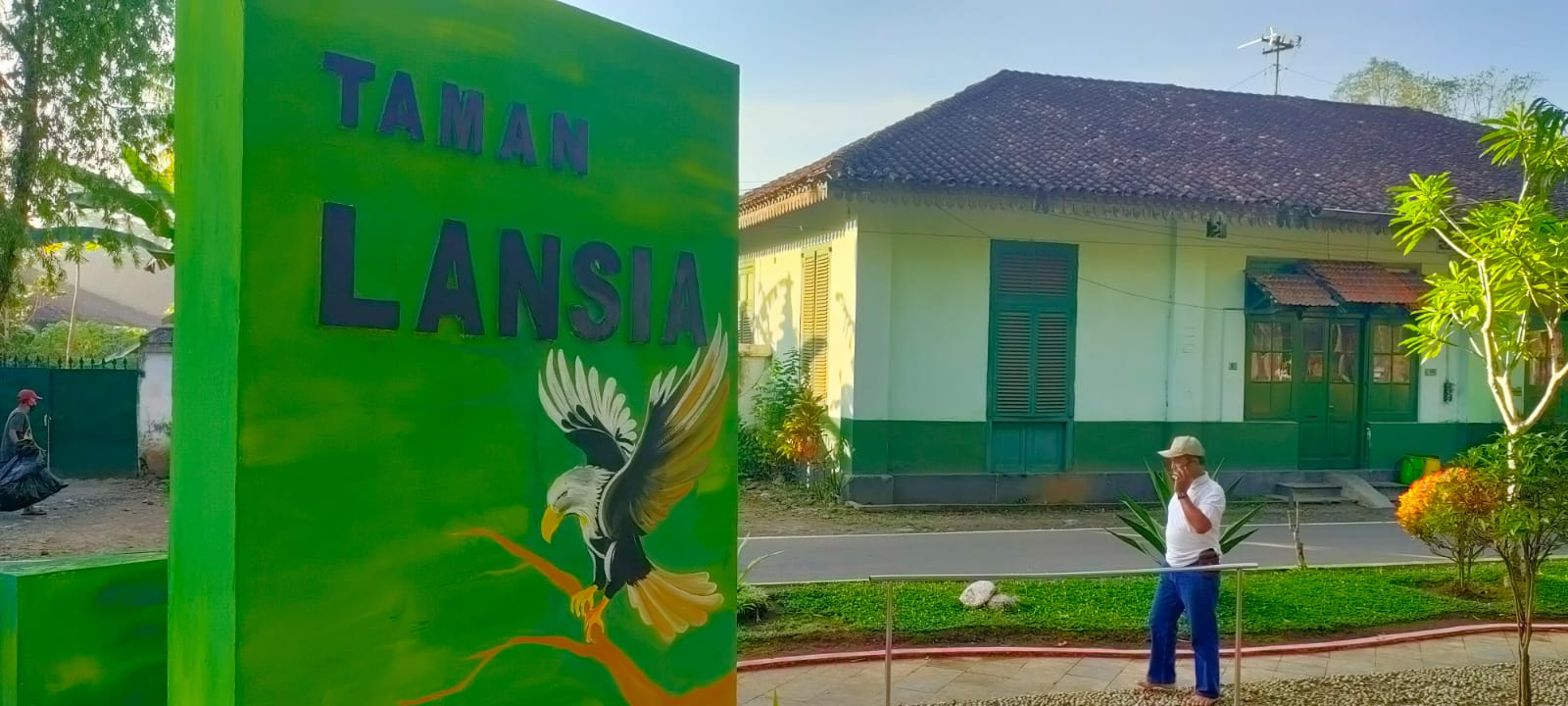Taman Lansia terletak di Jalan Ahmad Yani, Potrobangsan, Kecamatan Magelang Utara.