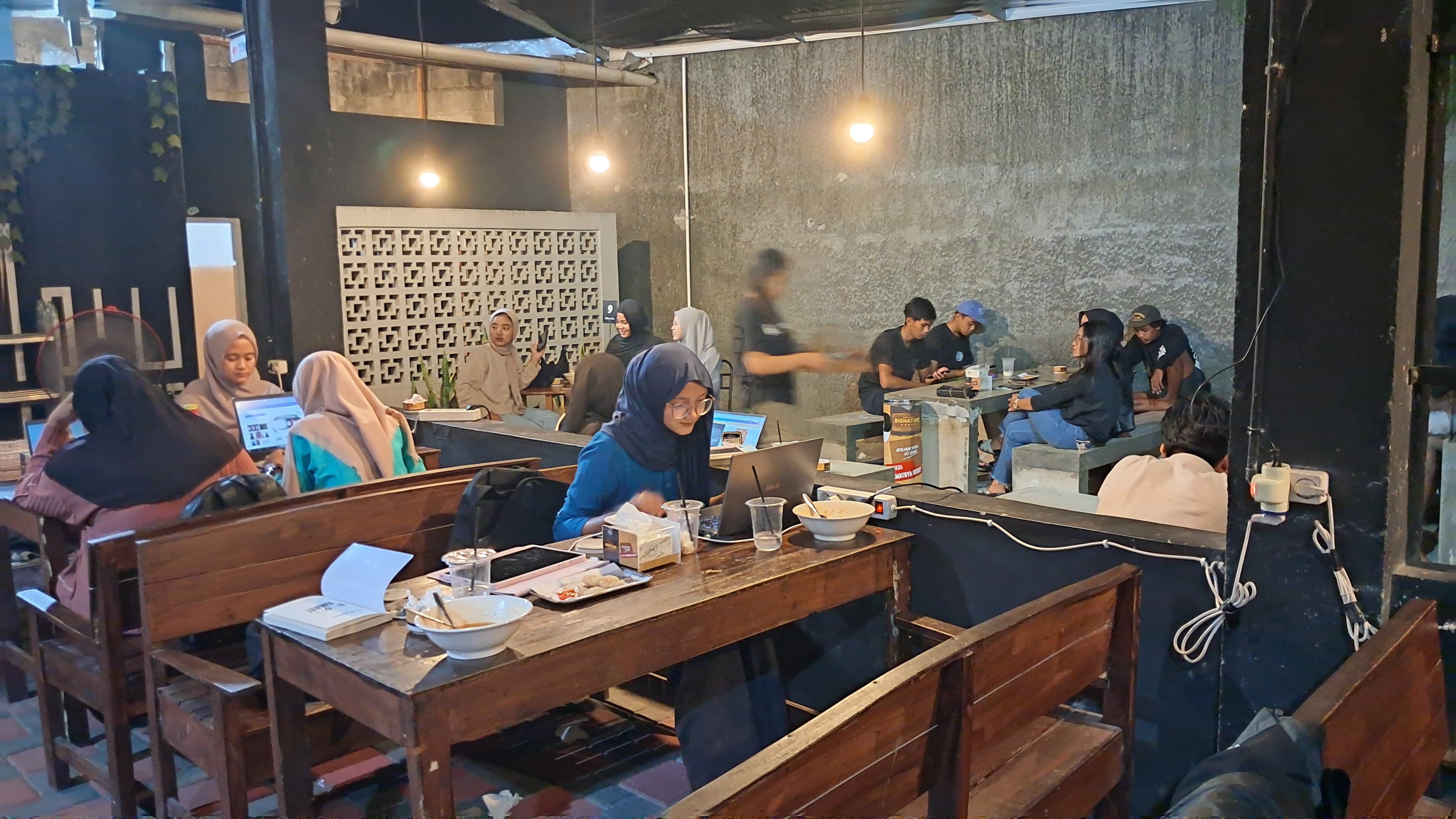 Cafe yang cocok untuk belajar di Muntilan.