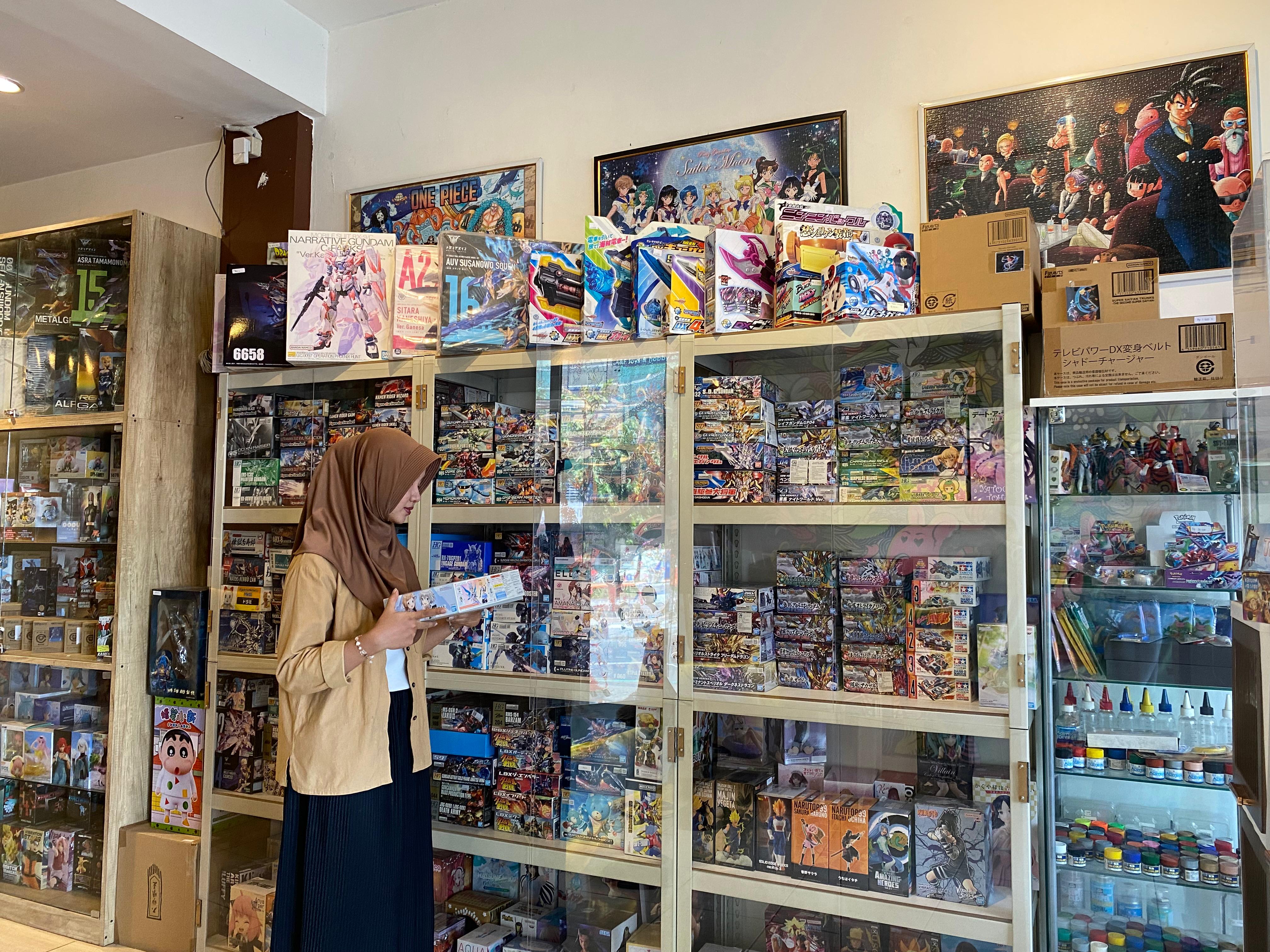 Galery Caffe memiliki konsep unik dengan koleksi miniatur action figure yang terletak di Magelang Selatan.