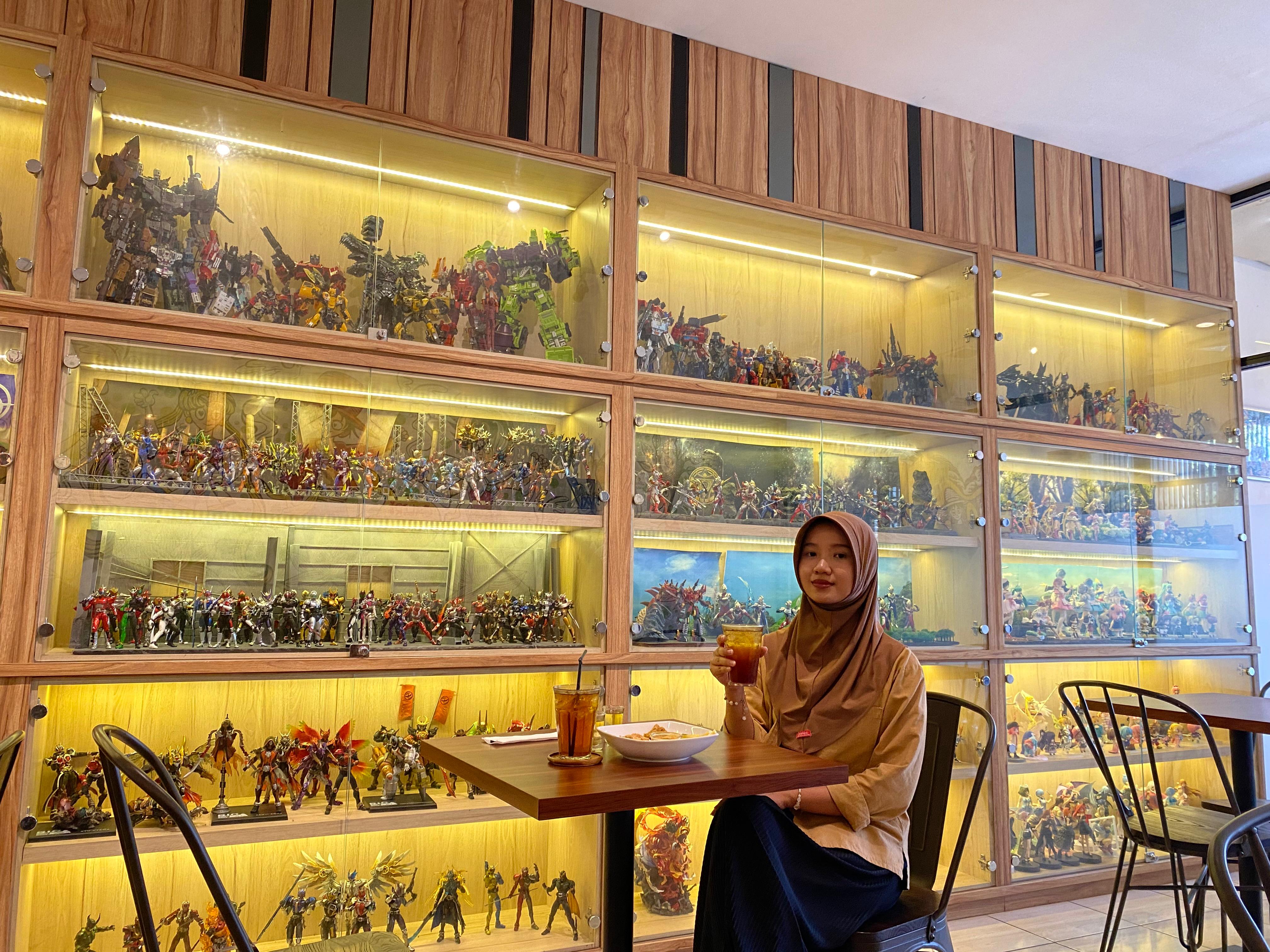 Galery Caffe memiliki konsep unik dengan koleksi miniatur action figure yang terletak di Magelang Selatan.