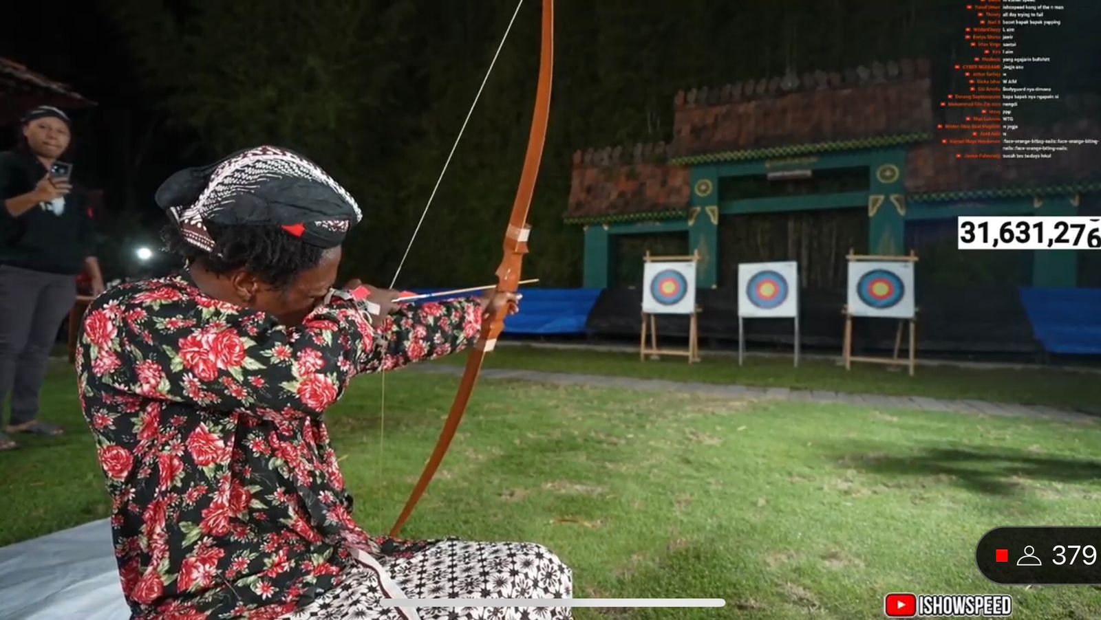 IShowSpeed sedang belajar memanah saat live streaming di Yogyakarta