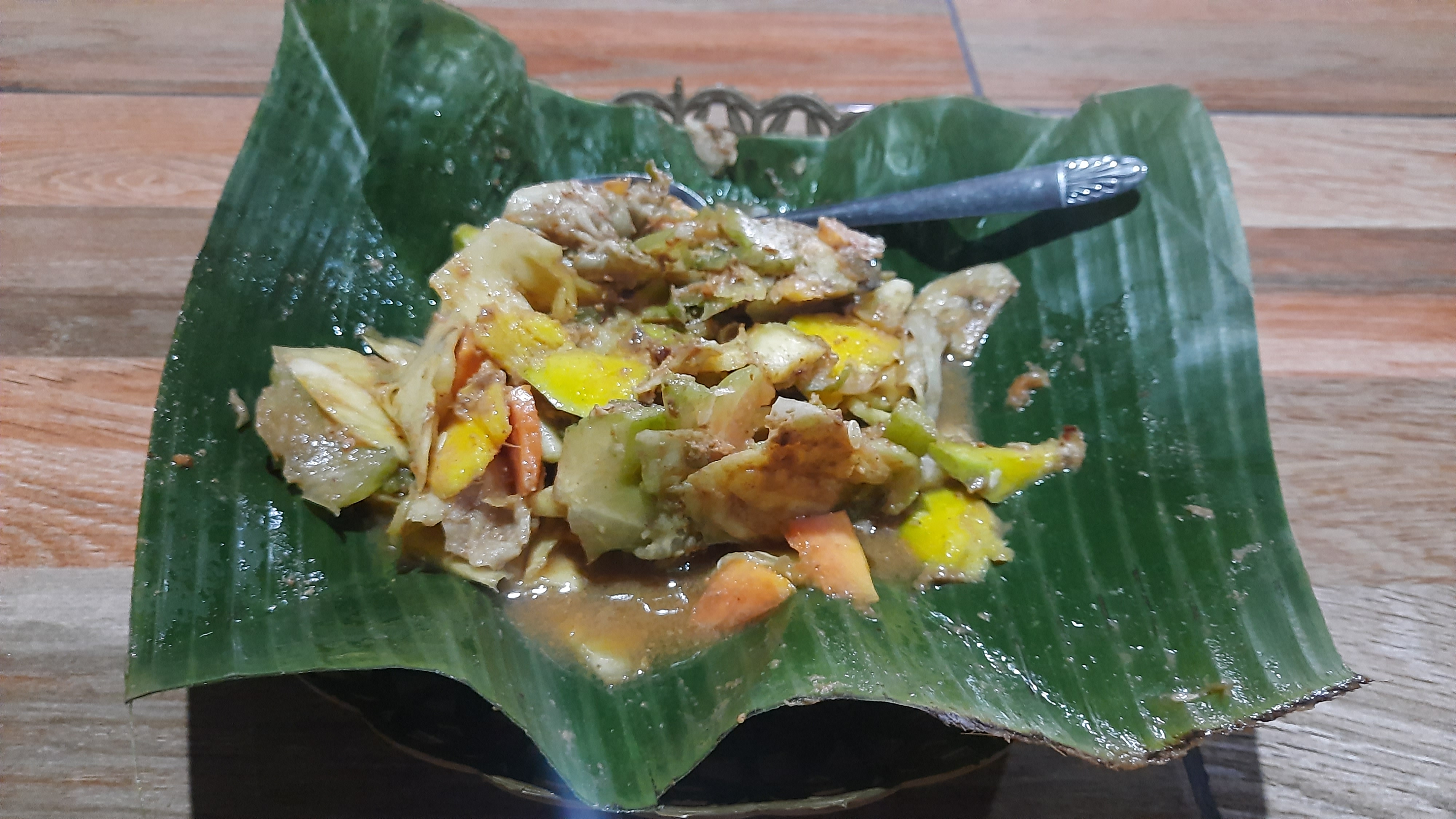 Rujak cocok disantap siang hari panas.