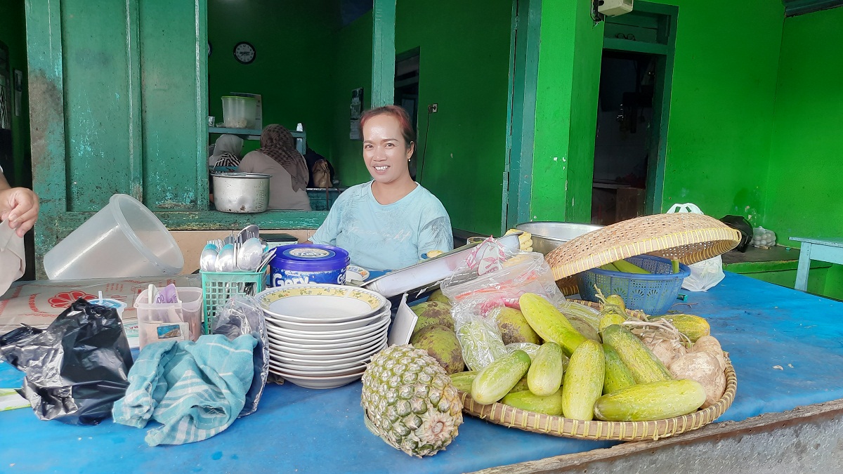 Asih, pengelola generasi ketiga warung Lotek dan Rujak Bu Jami.