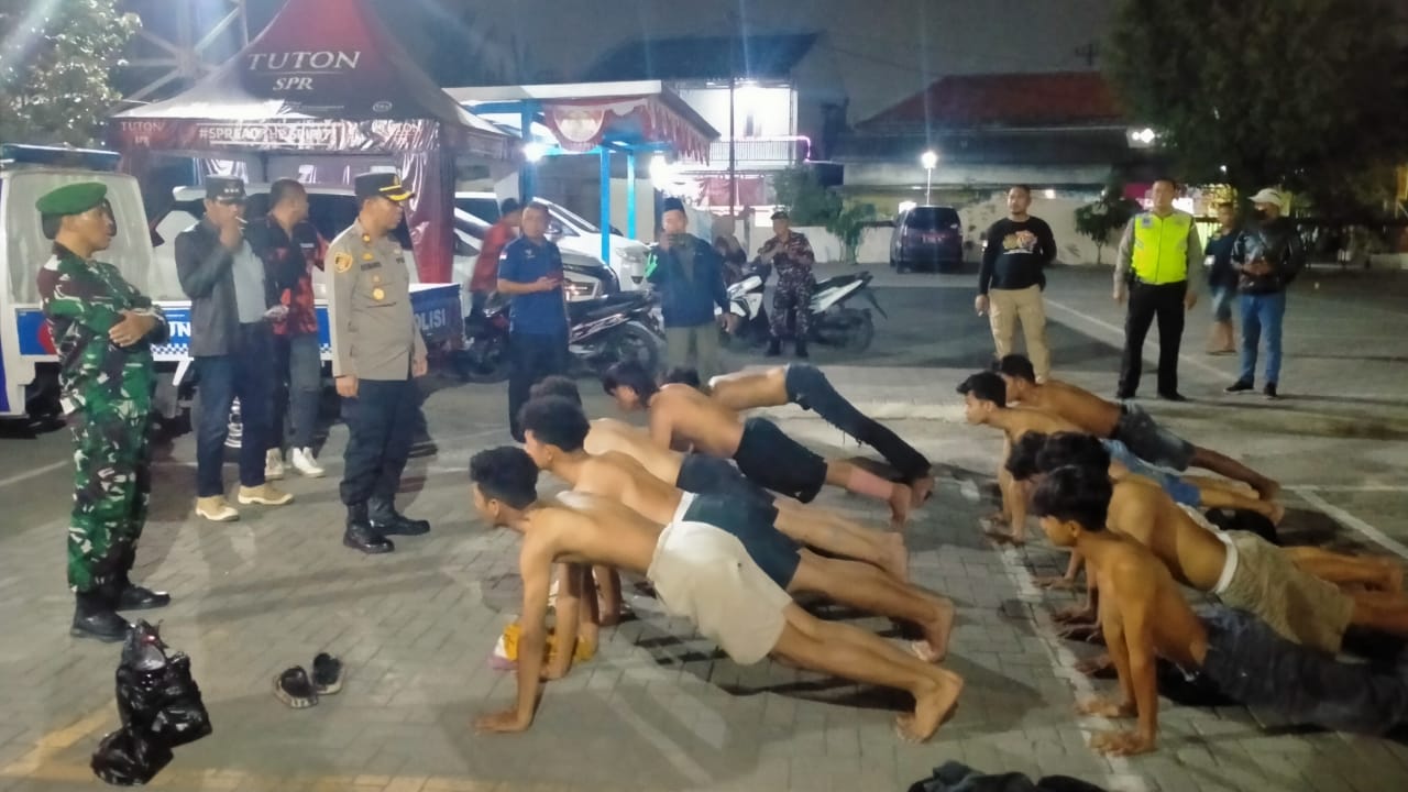 15 orang yang diamankan mendapat hukuman fisik push upa di Mapolsek Genuk, Minggu (22/9/2024).